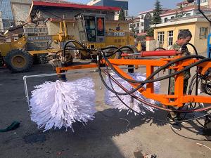 2020年11月11日山西省晉中市昔陽(yáng)縣公路管理段與河南都市機(jī)械設(shè)備有限公司合作，在宋段長(zhǎng)王隊(duì)長(zhǎng)凌師傅的精心安排指導(dǎo)下與喬主任祝師傅的積極努力，成功研制出了加寬雙護(hù)欄板600mm護(hù)欄清洗機(jī)